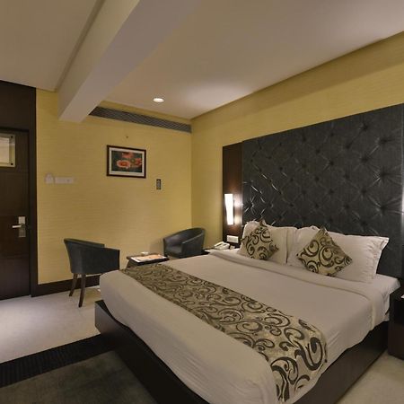The Golden Oak Hotell Rāipur Exteriör bild