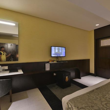 The Golden Oak Hotell Rāipur Exteriör bild