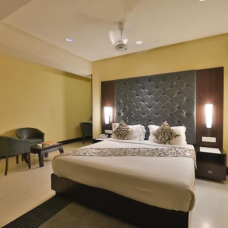 The Golden Oak Hotell Rāipur Exteriör bild