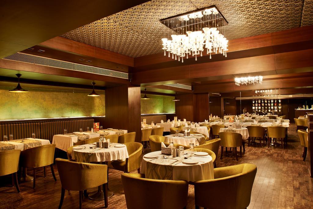 The Golden Oak Hotell Rāipur Exteriör bild
