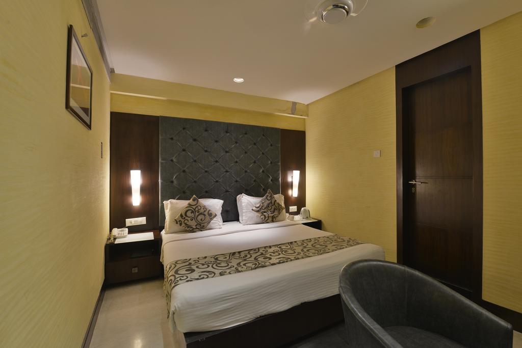 The Golden Oak Hotell Rāipur Exteriör bild