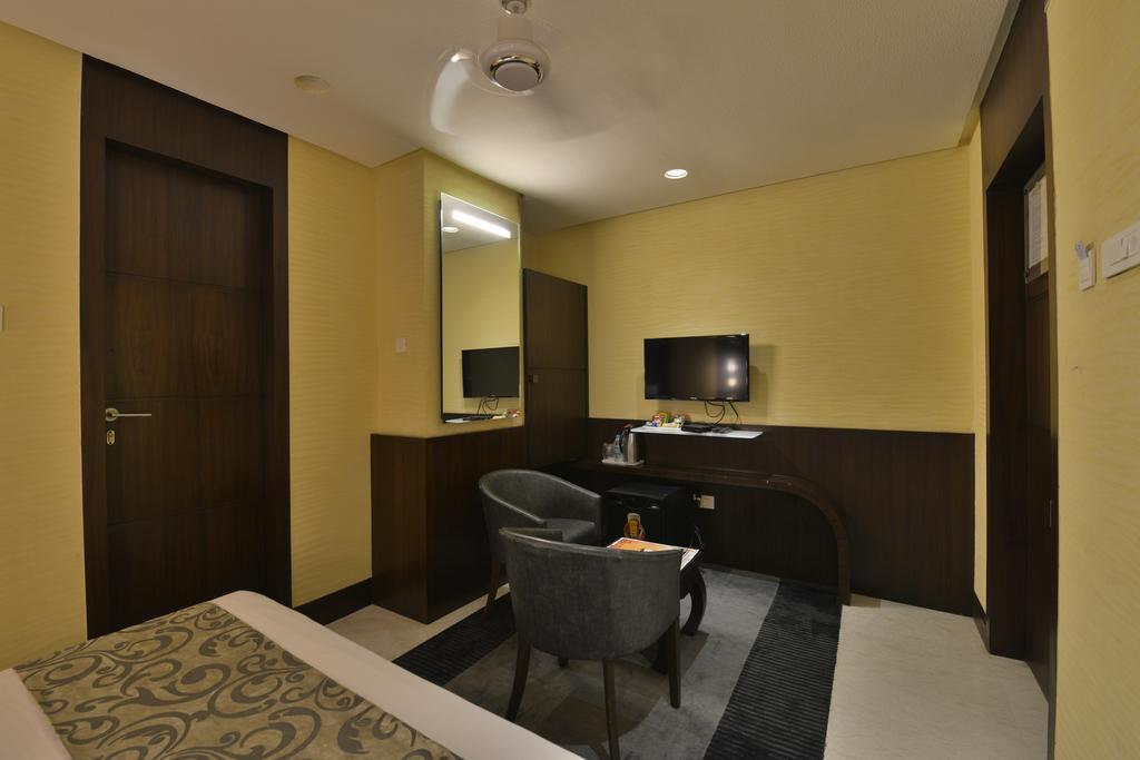 The Golden Oak Hotell Rāipur Exteriör bild