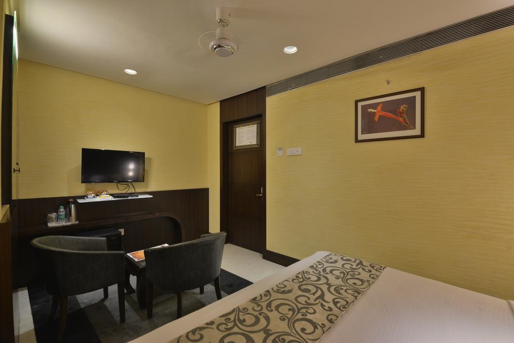 The Golden Oak Hotell Rāipur Exteriör bild