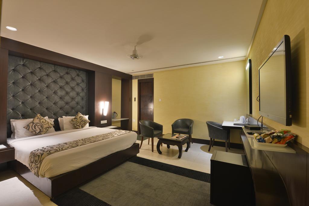 The Golden Oak Hotell Rāipur Exteriör bild