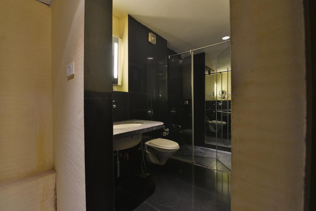 The Golden Oak Hotell Rāipur Exteriör bild