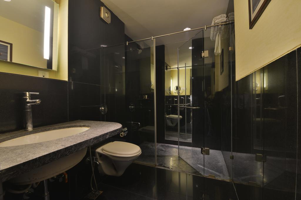 The Golden Oak Hotell Rāipur Exteriör bild