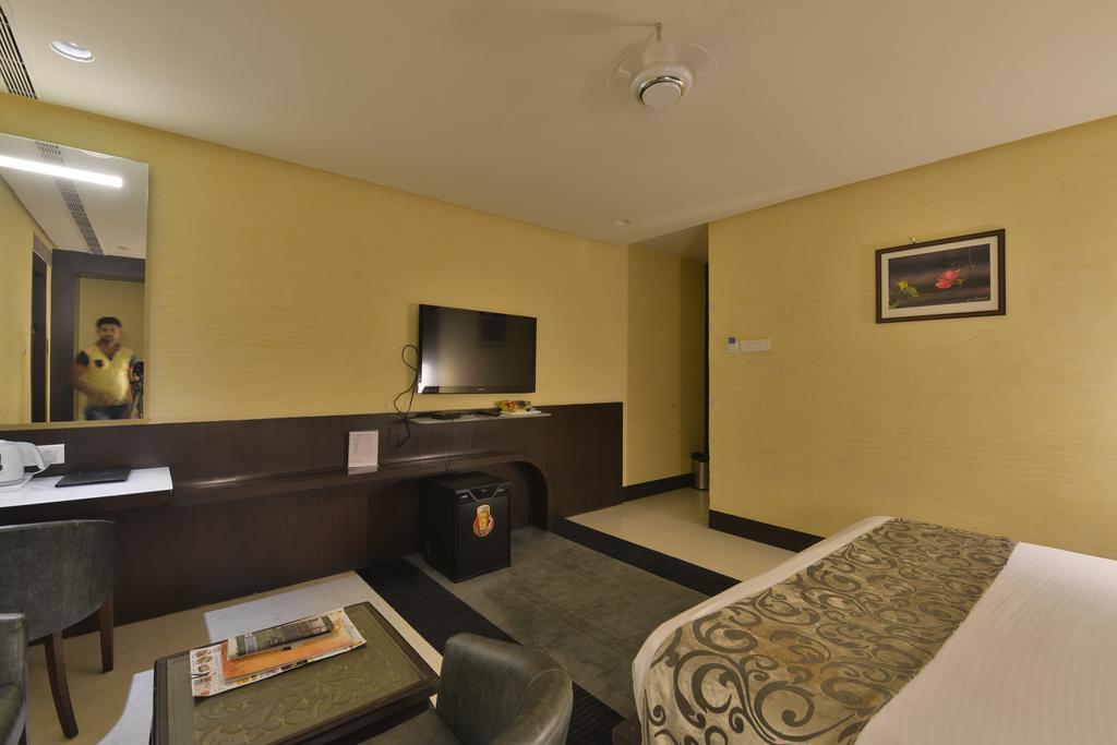The Golden Oak Hotell Rāipur Exteriör bild