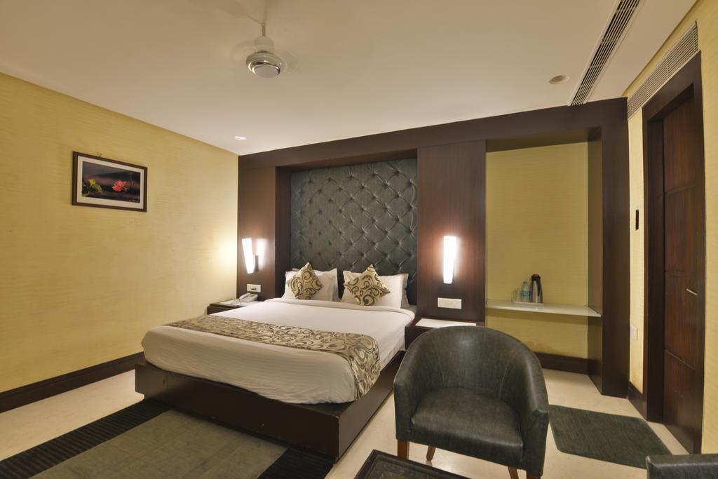 The Golden Oak Hotell Rāipur Exteriör bild