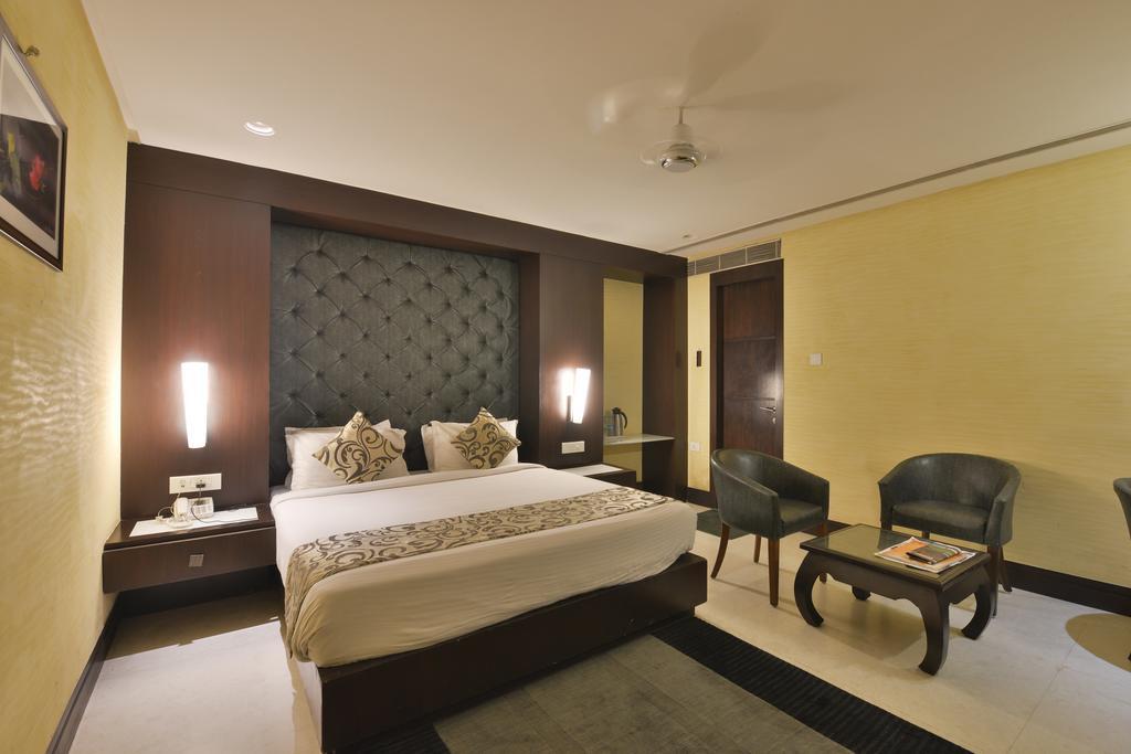 The Golden Oak Hotell Rāipur Exteriör bild