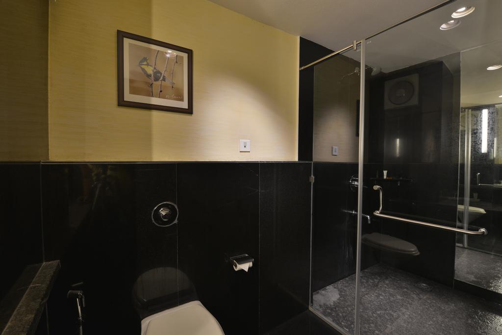 The Golden Oak Hotell Rāipur Exteriör bild
