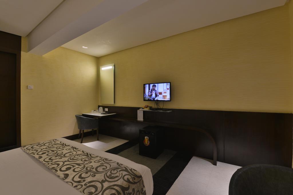 The Golden Oak Hotell Rāipur Exteriör bild
