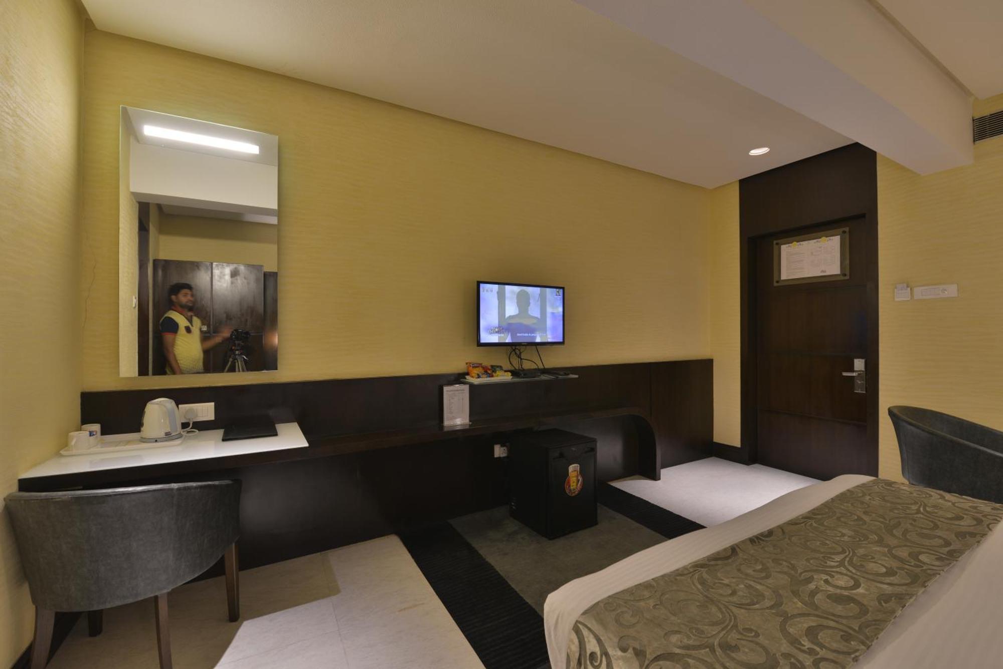 The Golden Oak Hotell Rāipur Exteriör bild