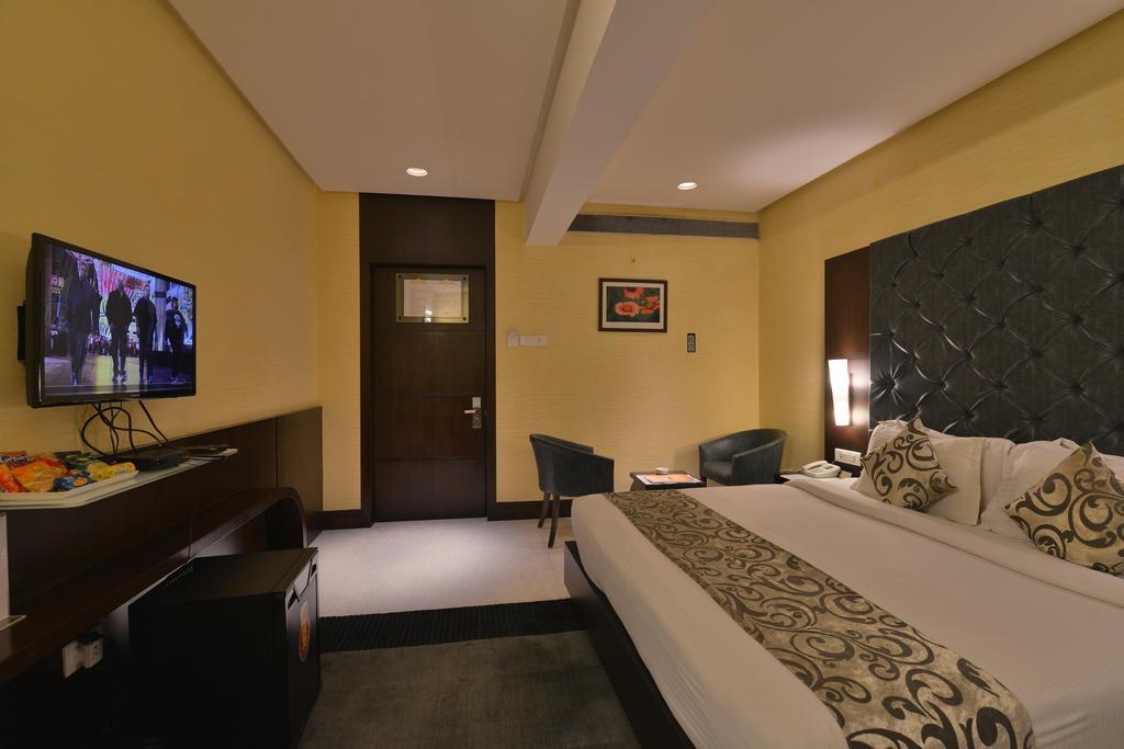 The Golden Oak Hotell Rāipur Exteriör bild
