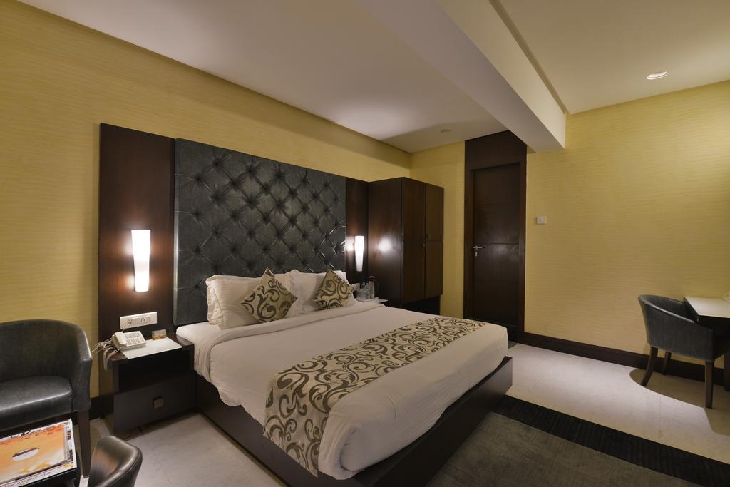 The Golden Oak Hotell Rāipur Exteriör bild