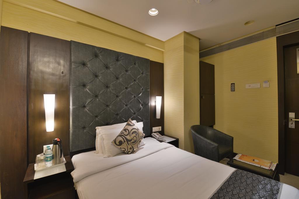 The Golden Oak Hotell Rāipur Exteriör bild
