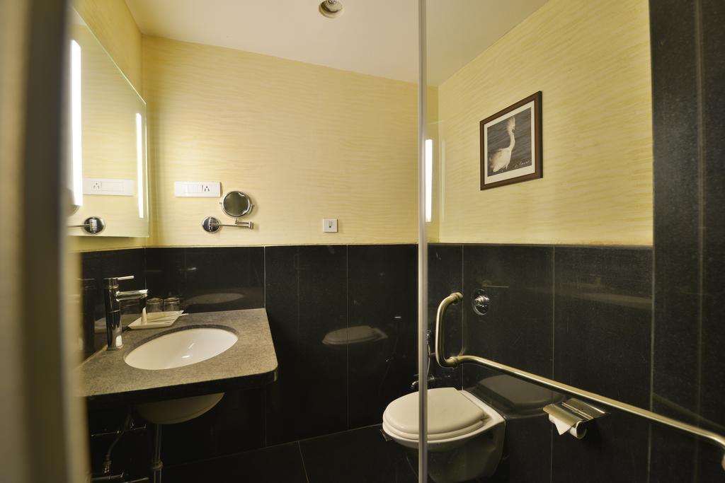 The Golden Oak Hotell Rāipur Exteriör bild