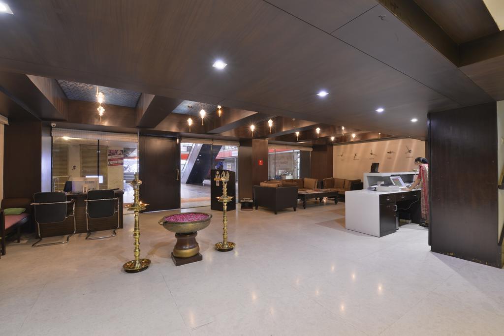 The Golden Oak Hotell Rāipur Exteriör bild