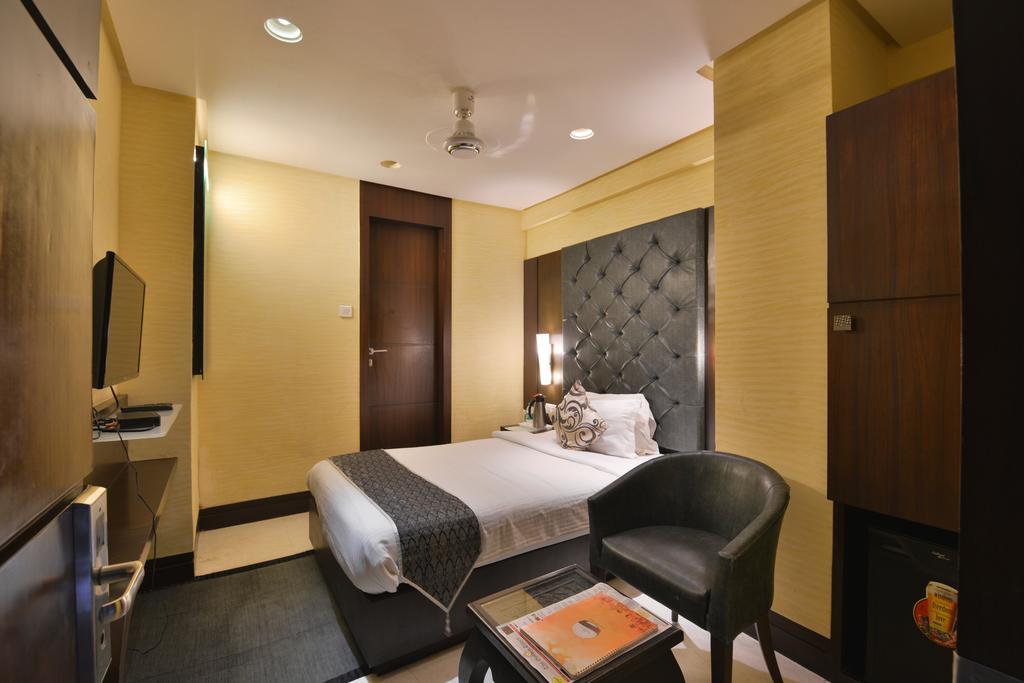 The Golden Oak Hotell Rāipur Exteriör bild