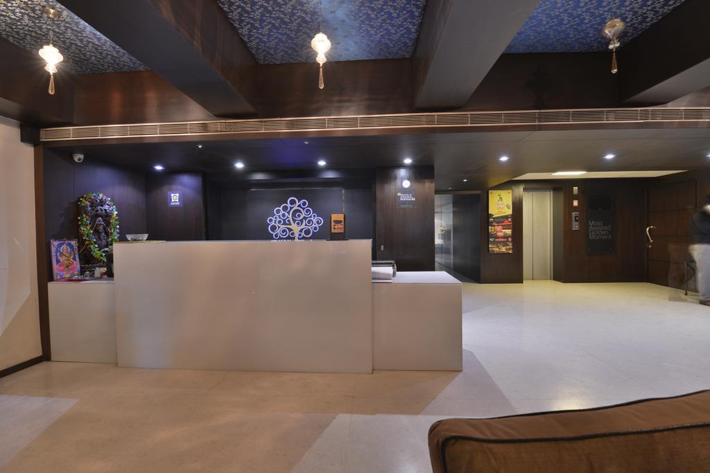 The Golden Oak Hotell Rāipur Exteriör bild