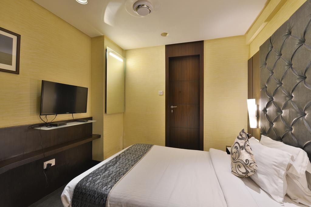 The Golden Oak Hotell Rāipur Exteriör bild