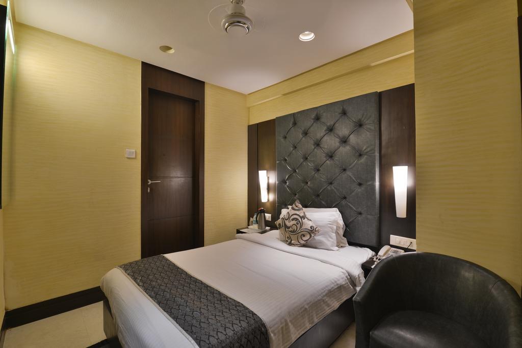 The Golden Oak Hotell Rāipur Rum bild