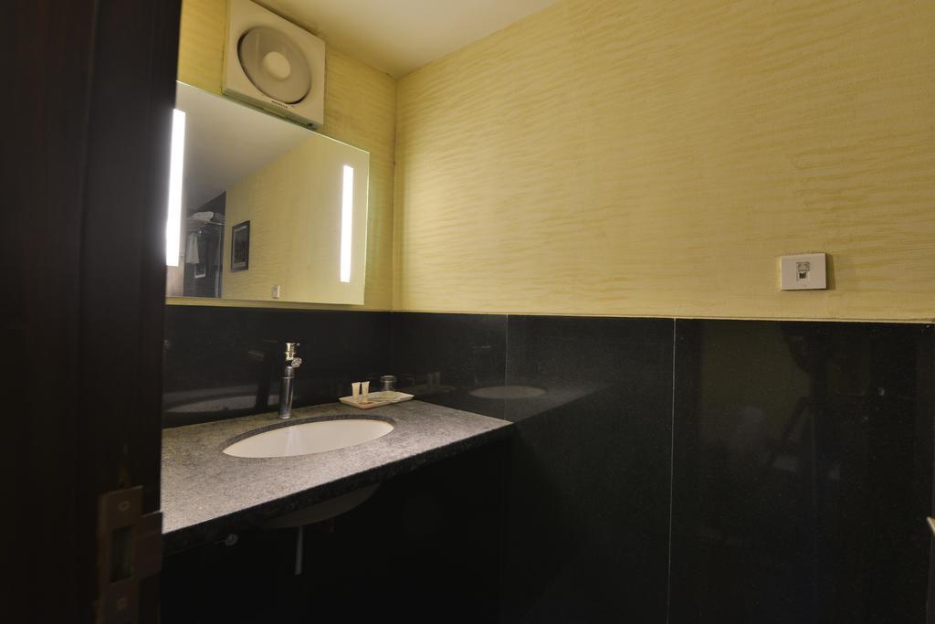 The Golden Oak Hotell Rāipur Exteriör bild