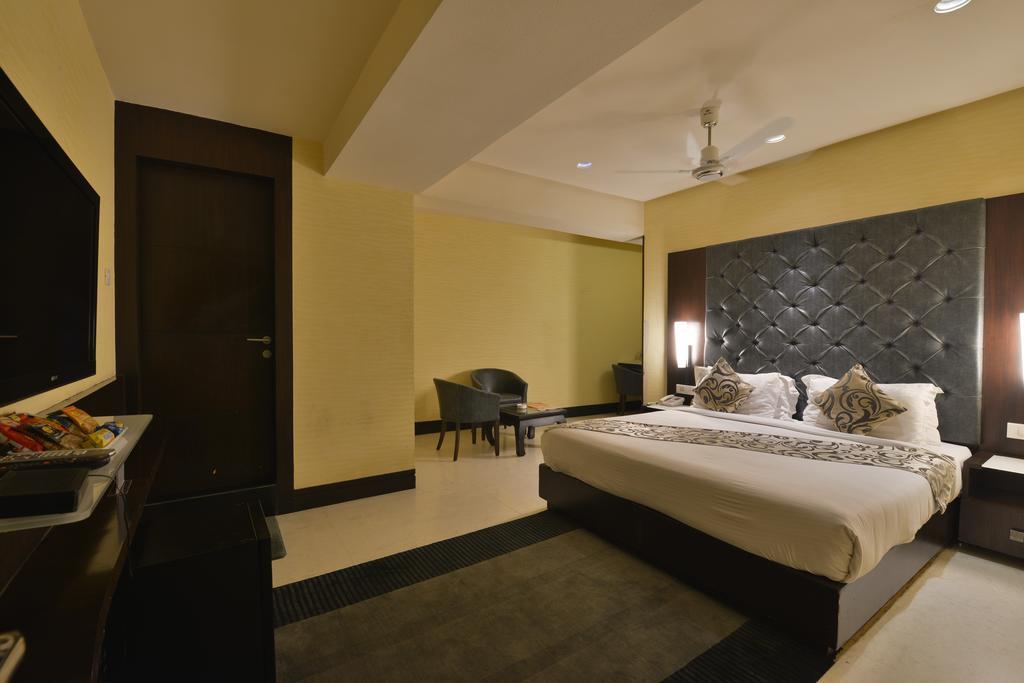 The Golden Oak Hotell Rāipur Rum bild