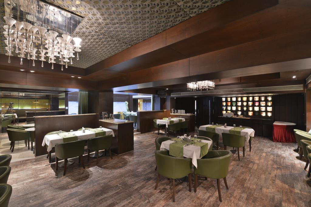 The Golden Oak Hotell Rāipur Exteriör bild