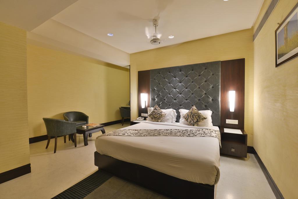 The Golden Oak Hotell Rāipur Exteriör bild