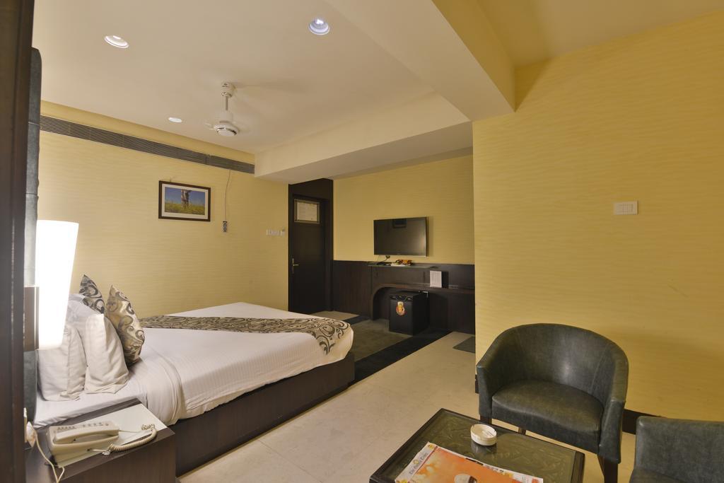 The Golden Oak Hotell Rāipur Exteriör bild