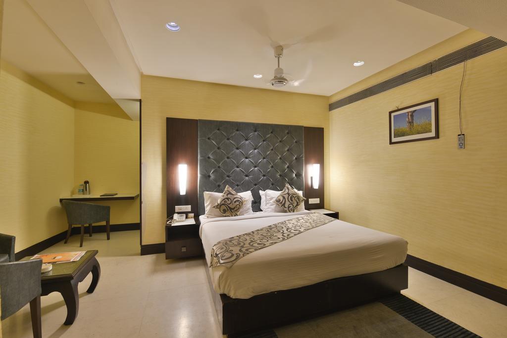 The Golden Oak Hotell Rāipur Exteriör bild
